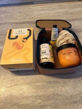 The Body Shop Mango Bath & Body Travel Set in Bright Orange